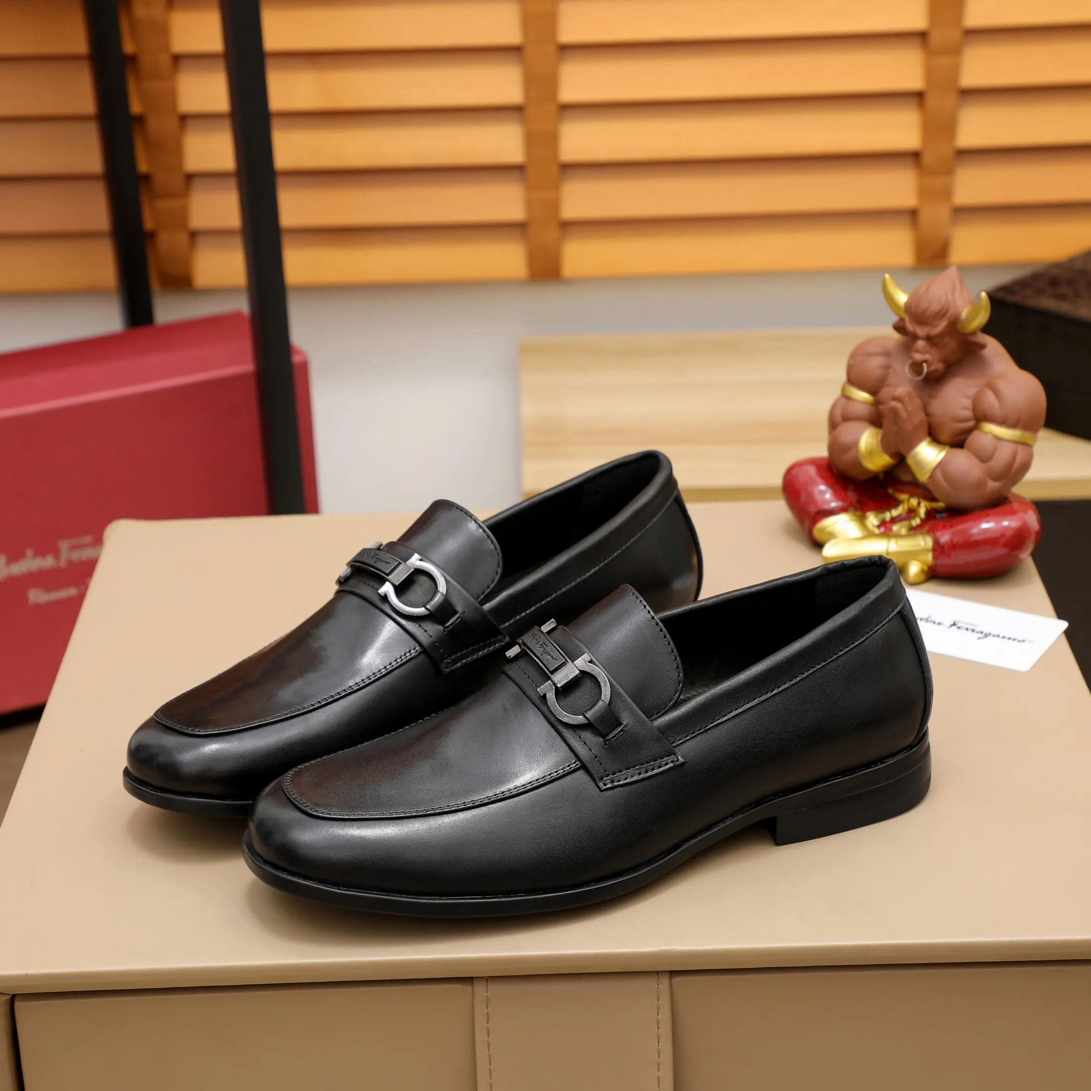 Men's shoes 💰540 🕷🕷🐂【Ferragamo】Ferragamo Popular fashionable casual shoes🇨🇳Official website counter 1:1 production, original mold opening💯Good quality visible, imported high-end first-layer waxed calfskin, water-dyed🐂leather lining🌿very clear texture, high-quality waterproof, non-slip and wear-resistant outsole🎋high quality and low price, truly handmade🍓Black optional! Code number 38-45……